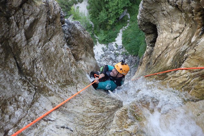 Canyoning in Fratarica Canyon - The equipment that makes the cold water possible