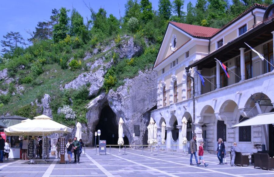 From Ljubljana: Postojna Cave & Predjama Castle Guided Trip - Key points at a glance