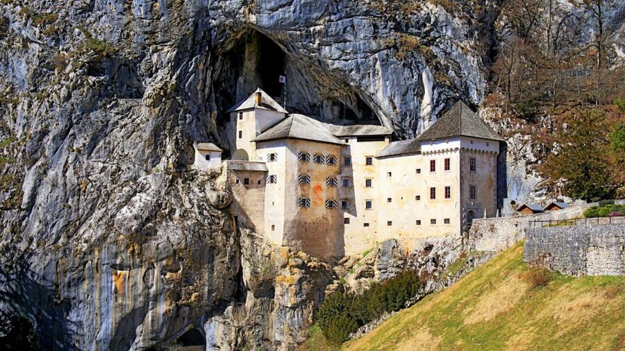 From Ljubljana: Postojna Cave & Predjama Castle Guided Trip - Time management on a five-hour outing