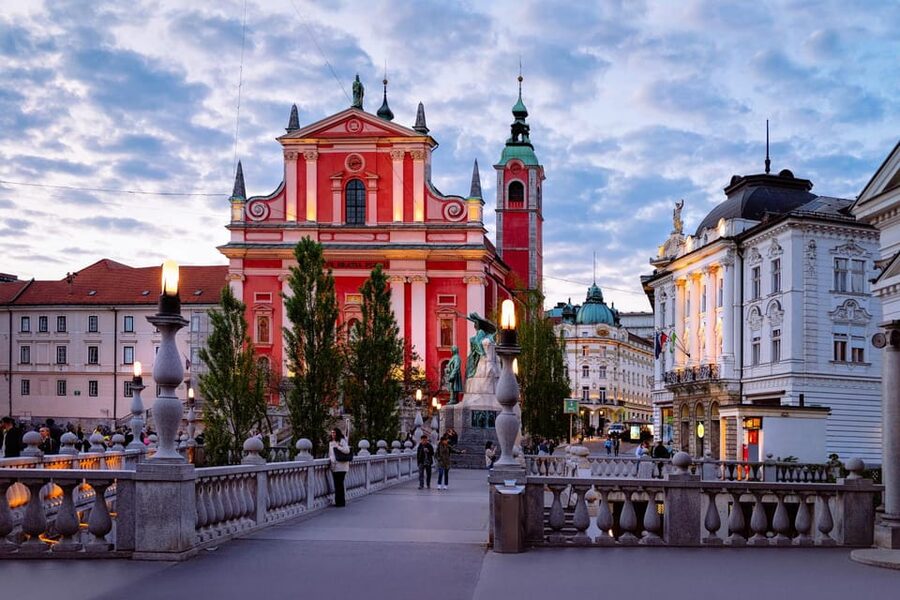 Ljubljana: 2h walking tour with local guide - Key points to know before booking