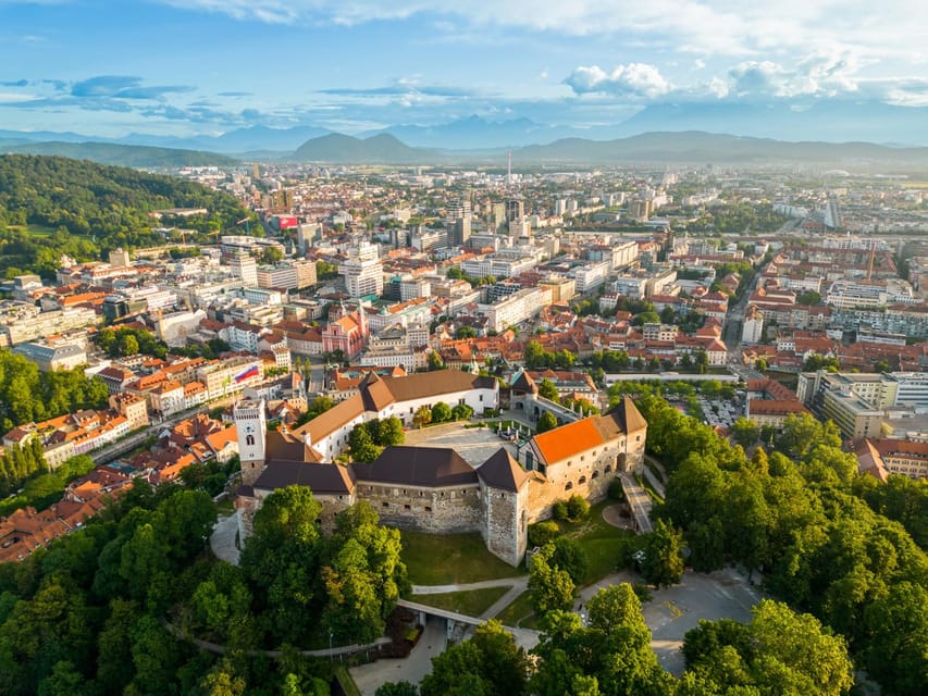 Ljubljana: 2h walking tour with local guide - Old Square and the Town Hall