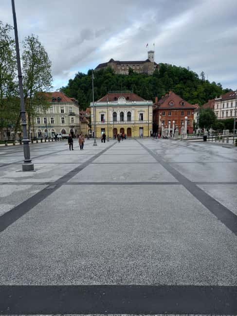 Ljubljana castle on foot :) con guida in italiano - French Revolution Square and the Hercules Fountain