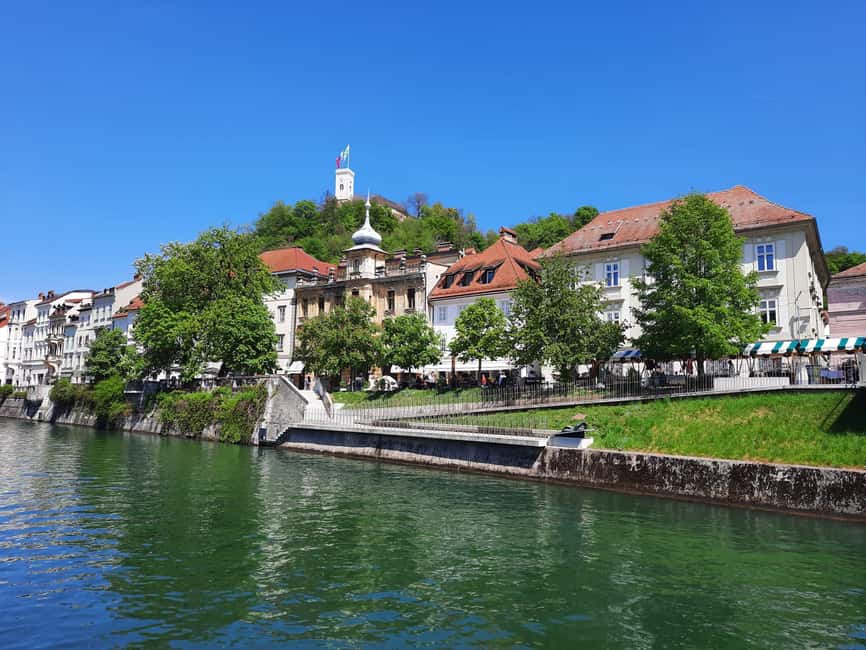 Ljubljana castle on foot :) con guida in italiano - Crossing Cobblers’ Bridge