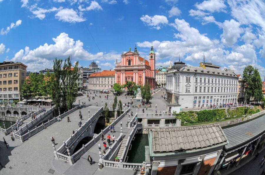 Ljubljana: Guided Walk & Funicular Ride to Ljubljana Castle - The guides and the style of commentary