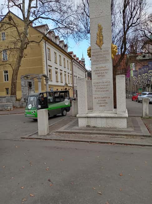 Ljubljana: Private tour to discover the city of dragons - The market square and everyday Ljubljana