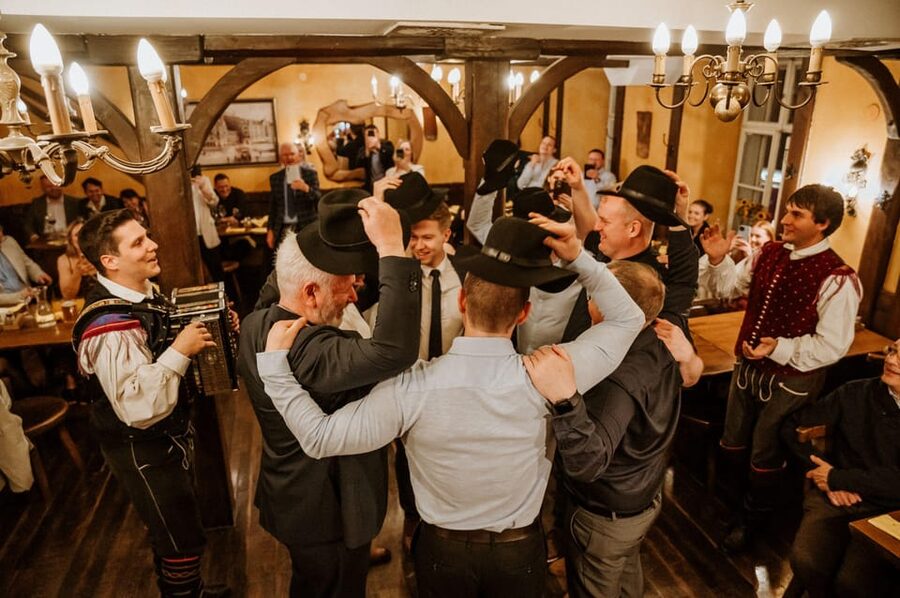 Ljubljana: Traditional Slovenian Dinner and Show - The three-course meal and local wine