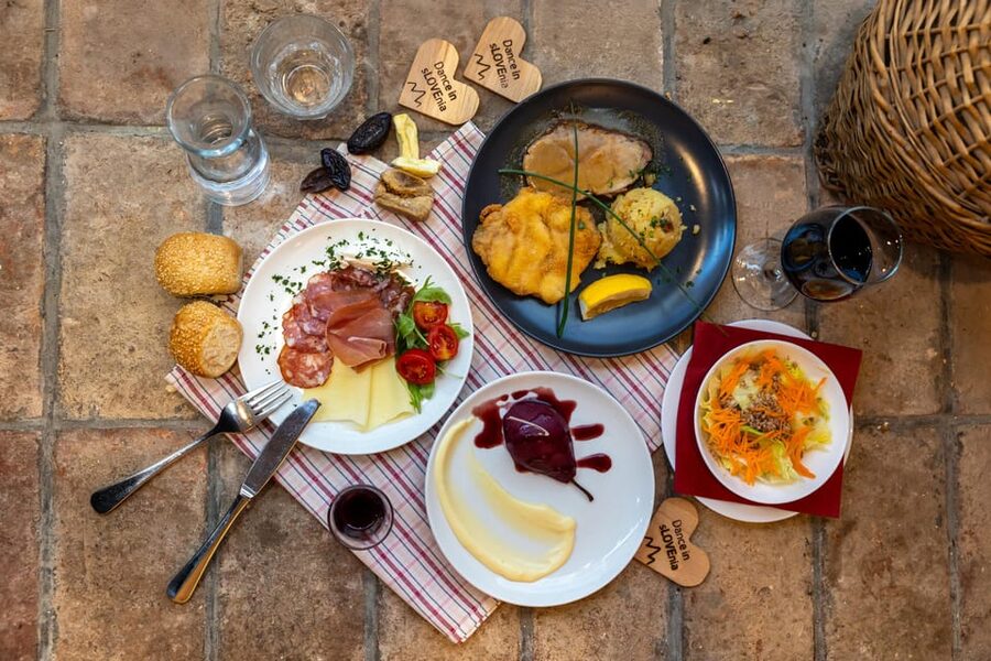 Ljubljana: Traditional Slovenian Dinner and Show - Traditional games with a playful finish