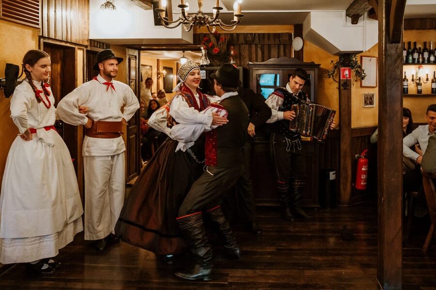 Ljubljana: Traditional Slovenian Dinner and Show - The homemade souvenir and the practical details